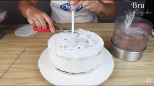 com uma tesoura corte até onde estiver a marcação do resíduos do bolo