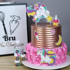 bolo decorado com os produtos da Fab!