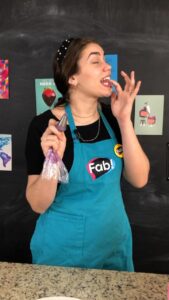Dani barreto experimentando o brigadeiro em ponto de bico.