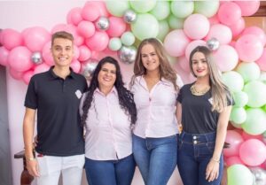 Foto da Família da confeiteira Andreia Itacaramby